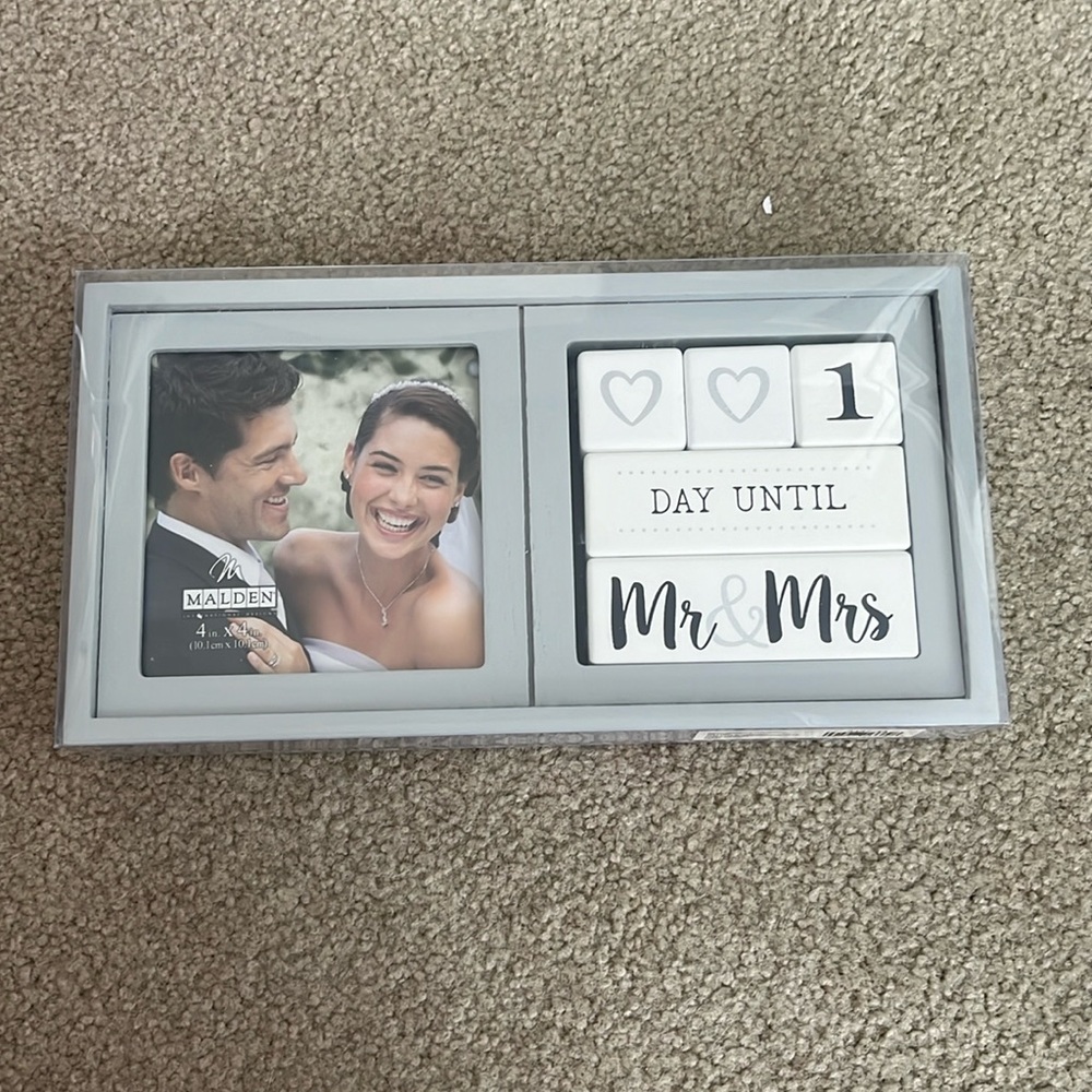 NWT Wedding countdown calendar with frame